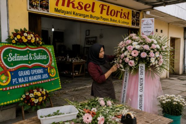 standing flower medan aksel florist