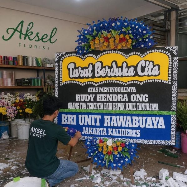 Proses pembuatan papan bunga ucapan berduka oleh tim Aksel Florist di workshop Medan dengan pengerjaan yang rapi dan teliti.