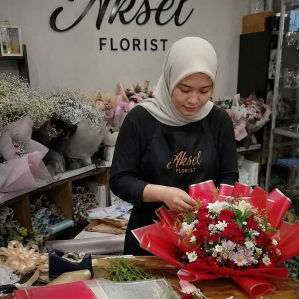 Proses Merangkai Buket Bunga Mawar Merah di Aksel Florist Medan